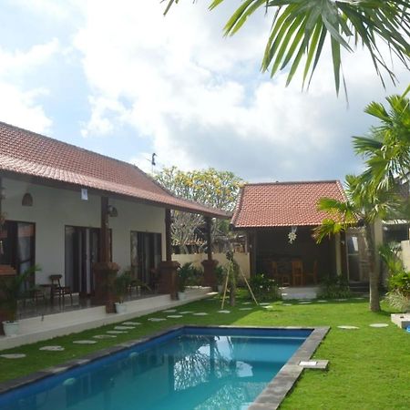 Wiryaroja Guest House Canggu Екстериор снимка