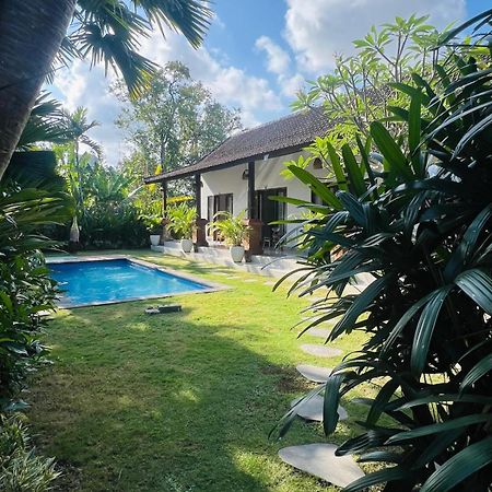 Wiryaroja Guest House Canggu Екстериор снимка