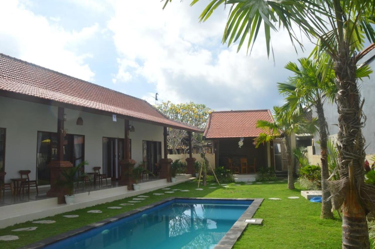 Wiryaroja Guest House Canggu Екстериор снимка