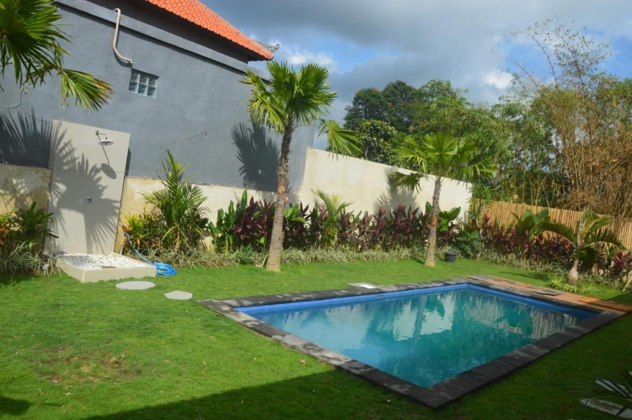 Wiryaroja Guest House Canggu Екстериор снимка