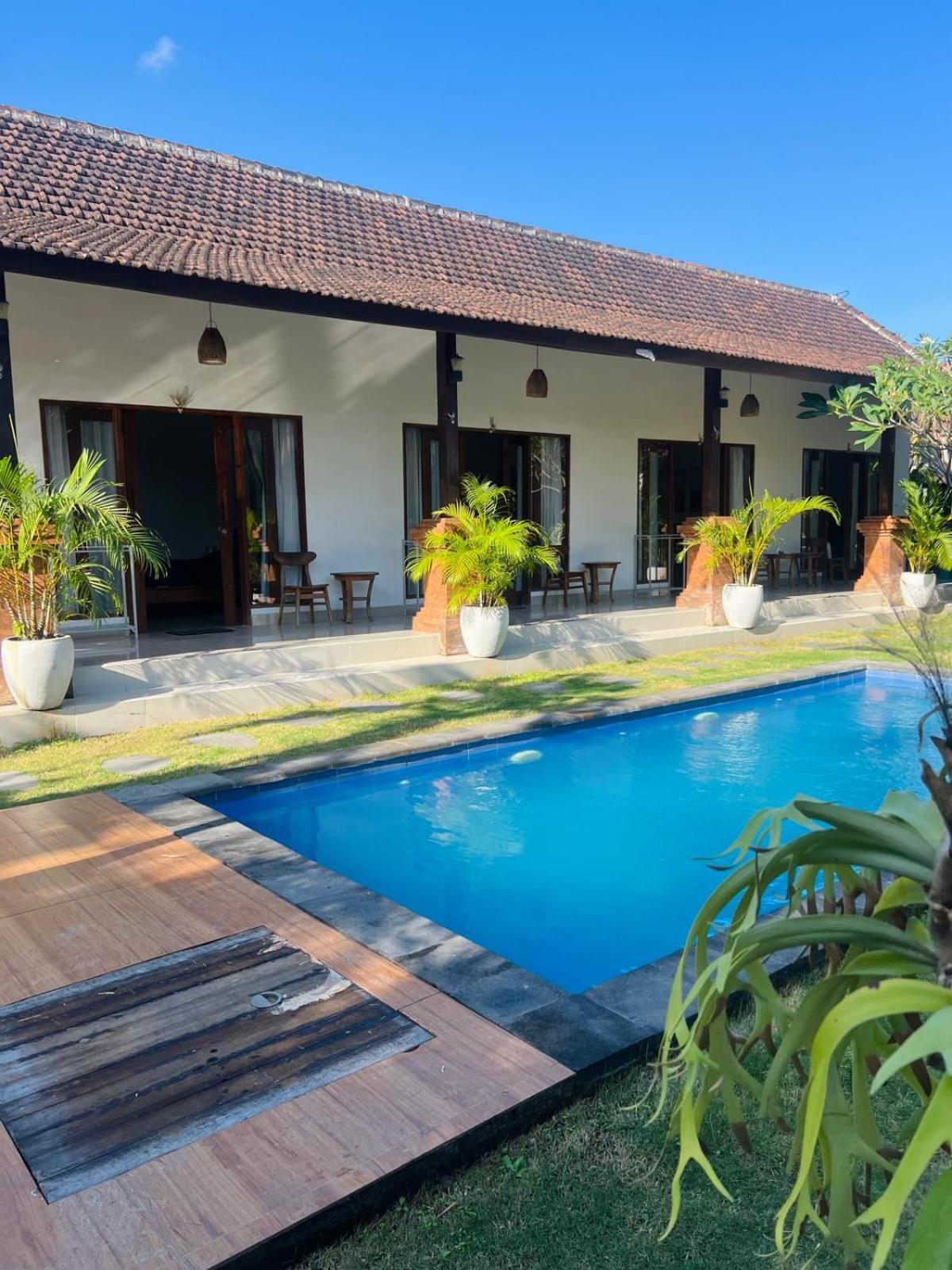 Wiryaroja Guest House Canggu Екстериор снимка