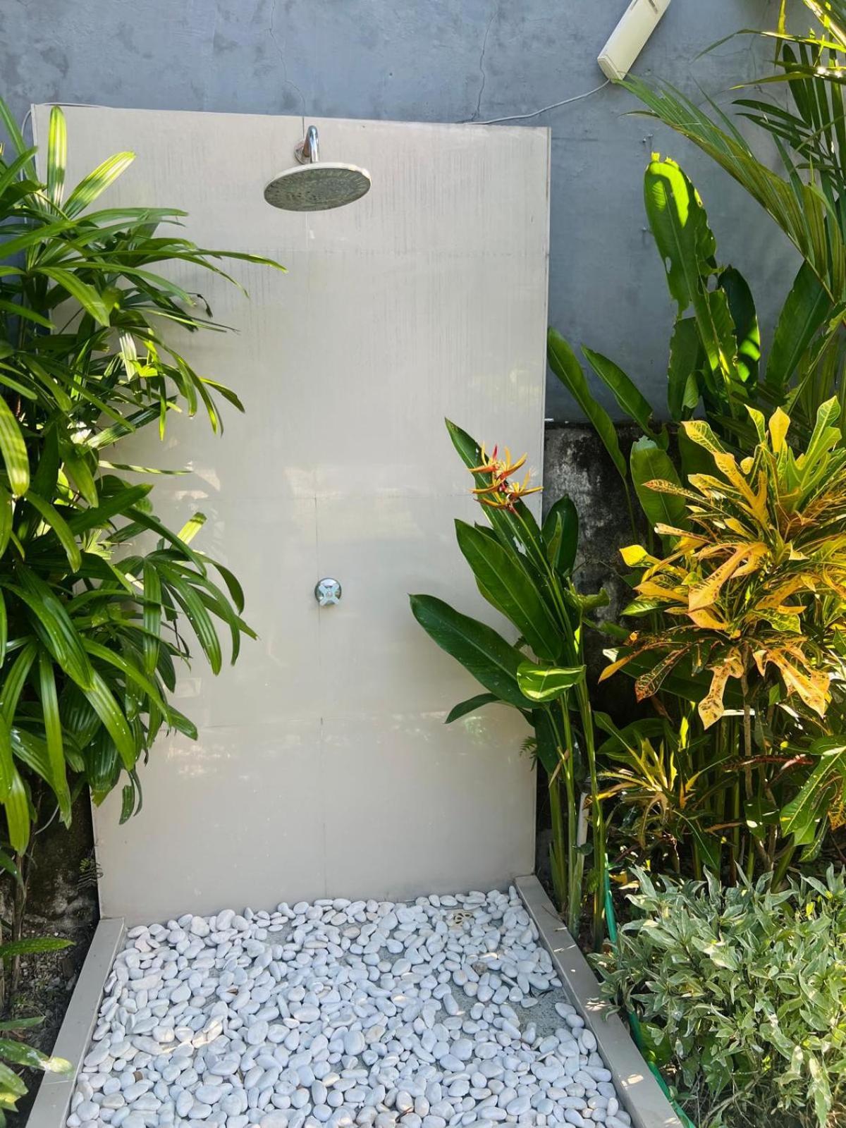 Wiryaroja Guest House Canggu Екстериор снимка