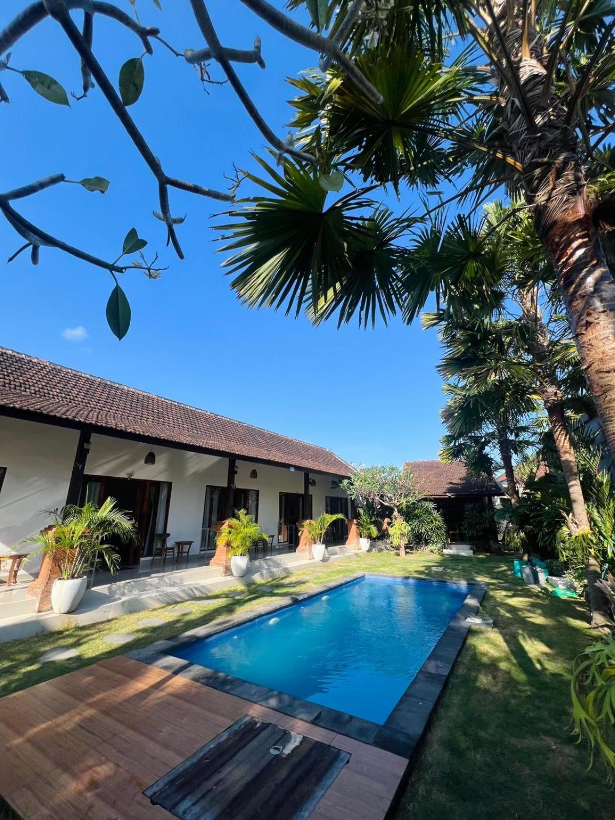 Wiryaroja Guest House Canggu Екстериор снимка