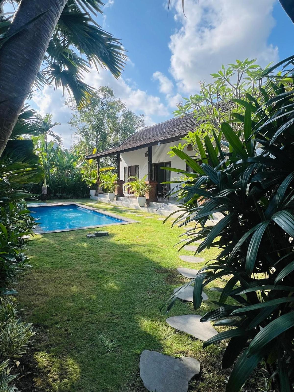 Wiryaroja Guest House Canggu Екстериор снимка
