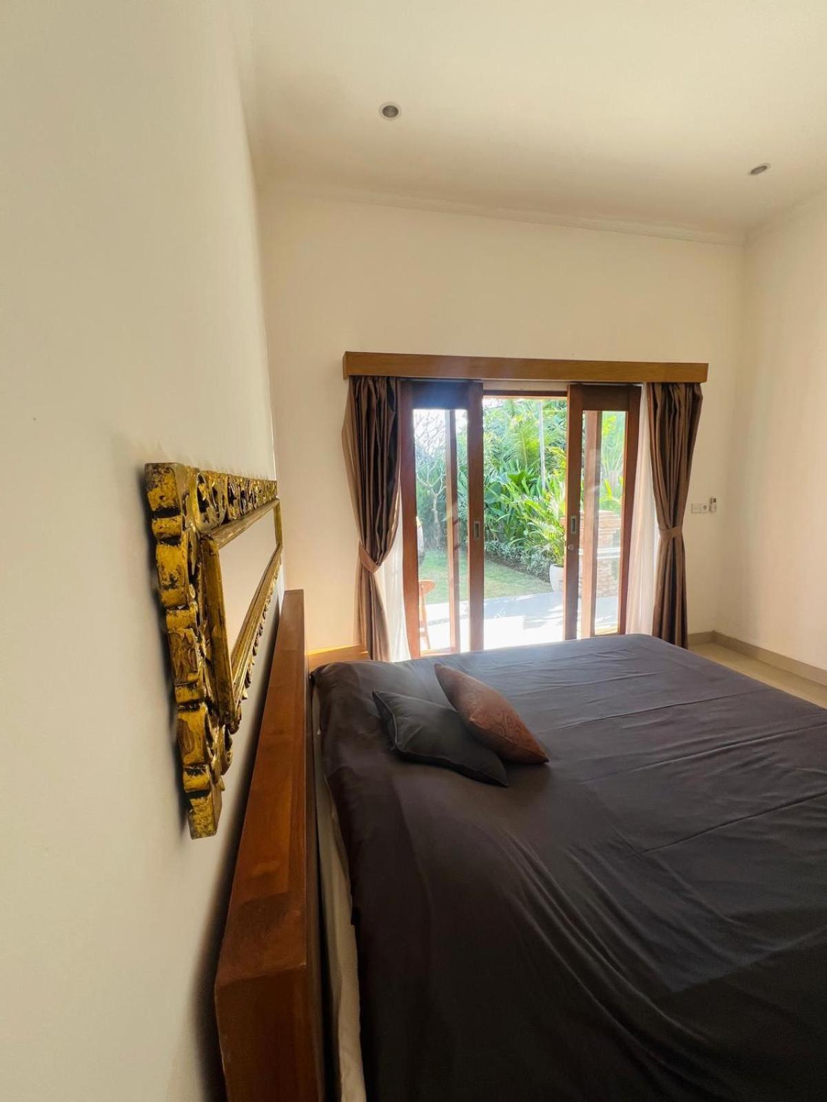 Wiryaroja Guest House Canggu Екстериор снимка