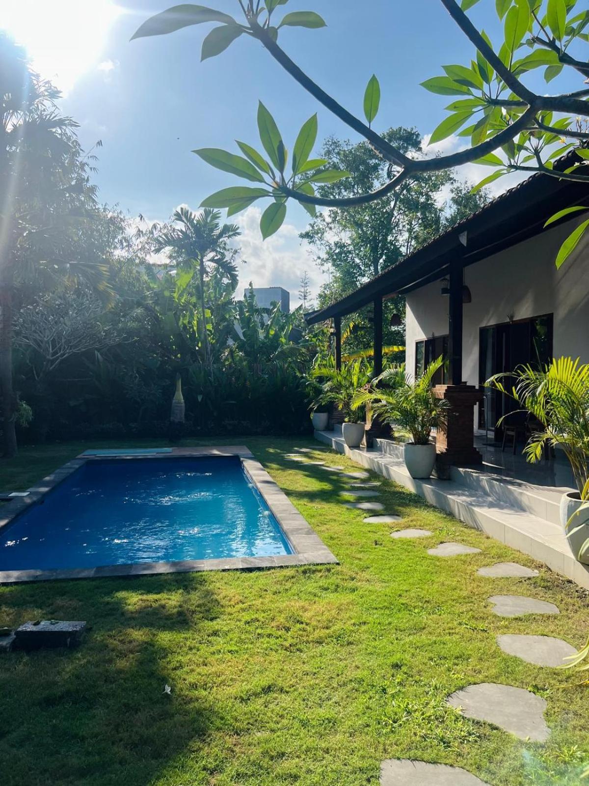 Wiryaroja Guest House Canggu Екстериор снимка