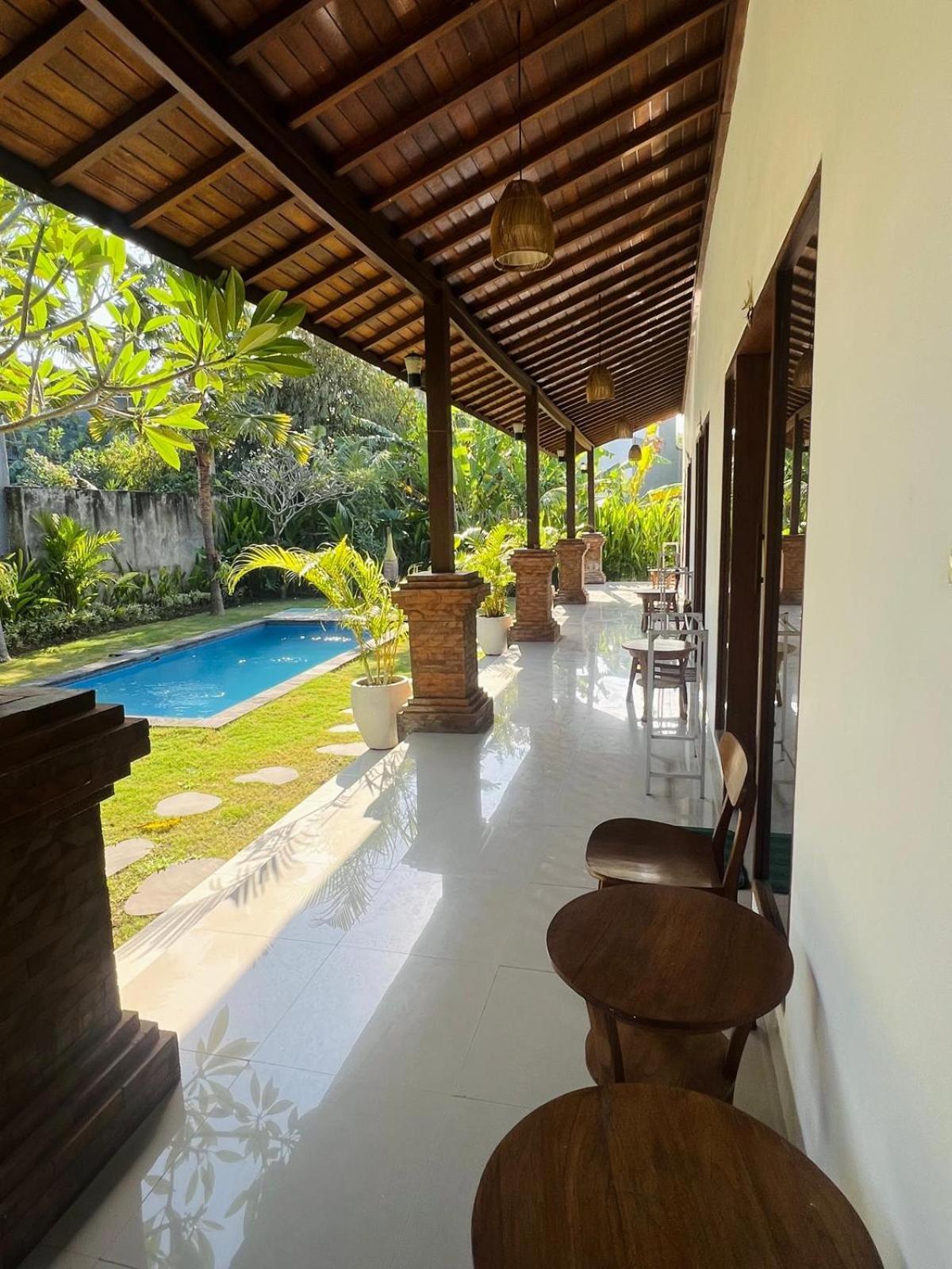 Wiryaroja Guest House Canggu Екстериор снимка