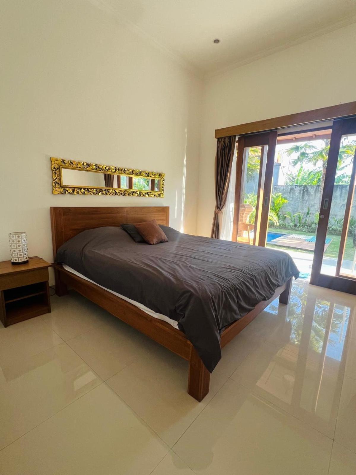 Wiryaroja Guest House Canggu Екстериор снимка