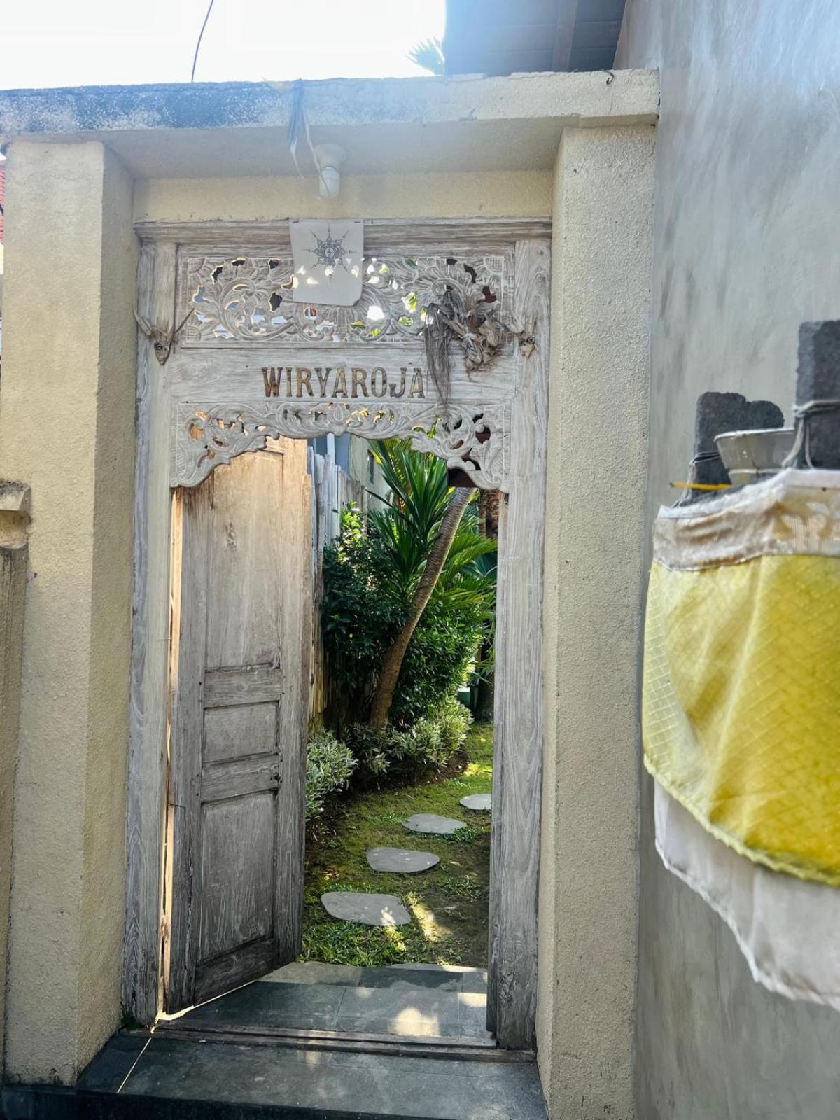 Wiryaroja Guest House Canggu Екстериор снимка