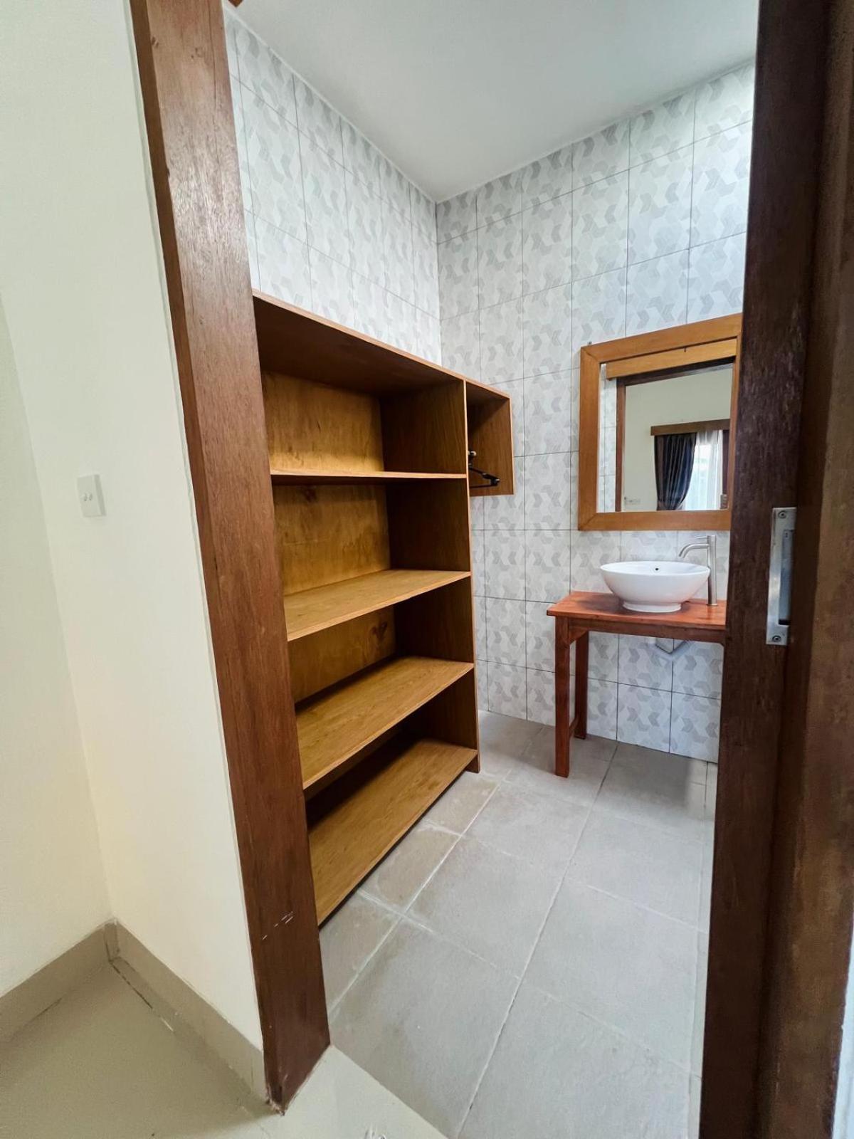 Wiryaroja Guest House Canggu Екстериор снимка