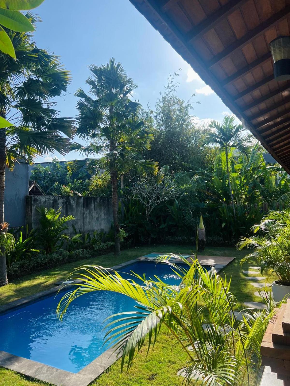 Wiryaroja Guest House Canggu Екстериор снимка