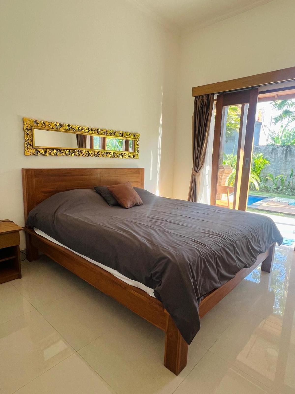 Wiryaroja Guest House Canggu Екстериор снимка
